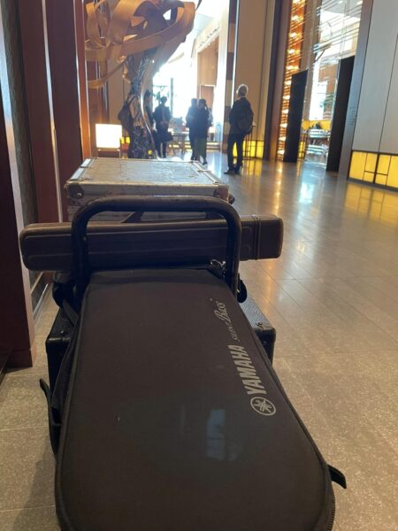 なぜかいま、東京虎ノ門ヒルズにあるアンダーズホテルのフロントにいます。