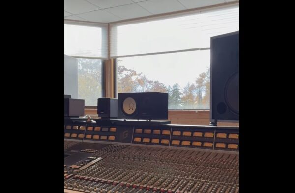 今日は富士山のそばの某スタジオで、今年立ち上げたユニット「Dooo!!!」のレコーディングをしています。